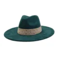 Close-up van de donkergroene fedora hoed met een gedetailleerde geweven geometrische band. - M (56-58cm) / Donkergroen