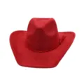 Primer plano detallado del sombrero de vaquero de ante rojo con elegante banda trenzada. - Burdeos
