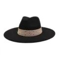 Details van de zwarte suède fedora hoed met een stijlvolle beige geweven geometrische band. - M (56-58cm) / Zwart