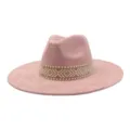 Roze fedora hoed met brede rand en geweven geometrische band, detailweergave. - M (56-58cm) / Roze