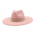 Roze fedora hoed met brede rand detail, elegante suèdetextuur met geometrische band. - M (56-58cm) / Oudroze