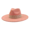 Roze suède fedora hoed detail, met geweven geometrische band en brede rand ontwerp. - M (56-58cm) / Rozenkwarts