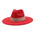 Gedetailleerd aanzicht van de rode suède hoed met een etnische geweven band en brede rand. - M (56-58cm) / Rood