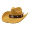 Primer plano detallado de la banda de cuero marrón y la hebilla de metal en el sombrero. - 58cm / Amarillo
