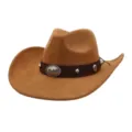 Vista de cerca del sombrero de vaquero de ante marrón con hebilla de cráneo de toro y tachuelas. - 58cm / Caqui