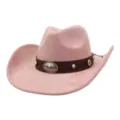 Vista detallada del sombrero de vaquero western de ante rosa con cinta marrón y tachuelas de metal. - 58cm / Rosa