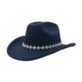 Nahaufnahme des dunkelblauen Filz-Western-Cowboyhuts mit silbernem Kreuz-Dekorband. - Einheitsgröße / Marineblau