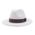 Gros-plan sur le détail du chapeau fedora à large bord avec un élégant ruban à motif violet et or. - 58cm / Blanc