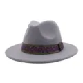 Gros plan détaillé du chapeau fedora en laine grise avec son ruban décoratif violet et or. - 58cm / Gris clair