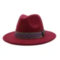 Détail chapeau fedora en laine bordeaux, élégante bande à motif tourbillon, bord plat. - 58cm / Bordeaux