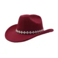 Roter Woll-Cowboyhut Detail, silbernes Kreuz Metallband Dekor, stilvoller Fedora Hut Nahaufnahme - Einheitsgröße / Burgunderrot