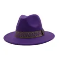 Détail de chapeau fedora en laine violette avec élégante bande tissée or et violet. - 58cm / Violet
