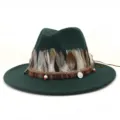 Primer plano detallado del sombrero fedora de fieltro verde oscuro con banda étnica y plumas. - 58cm / Verde Oscuro