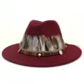 Sombrero fedora de lana burdeos para mujer, elegante ala ancha con plumas y cinta étnica. - 58cm / Burdeos
