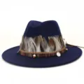 Vista detallada de un sombrero fedora de lana azul marino con plumas y cinta. - 58cm / Azul marino