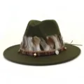 Detalle de fedora de lana verde militar, banda de plumas étnica con abalorios y dijes. - 58cm / Verde Militar