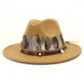 Vista detallada del sombrero fedora camello estilo bohemio con plumas decorativas, banda y dijes. - 58cm / Camel