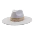 Grijs suède fedora hoed met beige geweven geometrische band, stijlvol breedgerand accessoire. - M (56-58cm) / Lichtgrijs