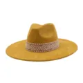 Gele suède fedora hoed detail, brede rand, etnisch geweven band, stijlvol hoofddeksel. - M (56-58cm) / Gembergeel