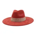 Close-up detailopname van rode faux suède fedora hoed met etnisch patroon geweven band. - M (56-58cm) / Roestrood