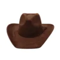 Vista detallada del sombrero de vaquero de ante marrón con cuerda trenzada y decoración de borlas. - Café