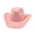 Detalle de sombrero de vaquero de ante rosa, con banda trenzada y adorno de borla lateral. - Rosa Palo