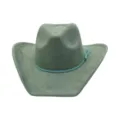 Primer plano detallado de sombrero vaquero de ante sintético suave con banda turquesa y borlas. - Verde Pepinillo