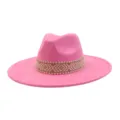 Gedetailleerd uitzicht op een stijlvolle roze suède fedora hoed met geometrische geweven band. - M (56-58cm) / Barbie roze
