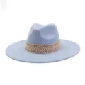 Lichtblauwe suède fedora hoed met geweven geometrische band, brede platte rand. - M (56-58cm) / Hemelsblauw