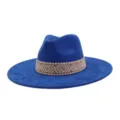 Close-up van de blauwe suède fedora hoed met een gedetailleerde geweven geometrische band hier. - M (56-58cm) / Saffierblauw