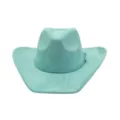 Vista detallada del sombrero de vaquero de ante verde menta con cordón trenzado y borlas. - Verde menta
