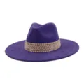 Close-up van een stijlvolle paarse suède fedora hoed met een uniek geometrisch geweven banddetail. - M (56-58cm) / Paars