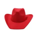 Detalle de sombrero de vaquero de ante rojo con banda trenzada y borla elegante. - Rojo