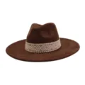 Detailweergave van bruine suède fedora hoed met prachtige beige geometrische geweven band. - M (56-58cm) / koffiekleur