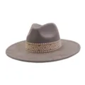 Gedetailleerd overzicht van de grijze suède fedora hoed met een stijlvolle geweven band. - M (56-58cm) / Houtskoolgrijs