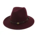 Primer plano del sombrero fedora rojo vino, con cinturón de cuero marrón y botones metálicos. - Ajustable / Burdeos