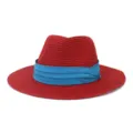 Primer plano del sombrero de paja rojo con cinta azul, mostrando la textura tejida fina. - 58cm / Rojo