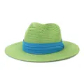 Vista detallada de sombrero de paja verde con ala ancha y cinta azul para playa de verano. - 58cm / Verde