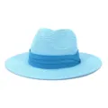 Vue detaillee du chapeau de paille bleu clair avec ruban bleu fonce pour la plage d'ete. - 58cm / Bleu lac