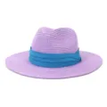 Gros plan détail du chapeau de paille violet tissé avec ruban bleu chapeau de plage. - 58cm / Mauve Clair