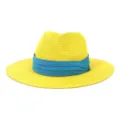 Detalle de sombrero de paja amarillo con cinta azul, perfecto para la playa y verano. - 58cm / Amarillo