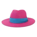 Vue detaillee du chapeau de paille rose avec ruban bleu, parfait pour le style de plage. - 58cm / Rose rouge