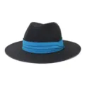 Détail de chapeau fedora en paille noire, avec bande en tissu bleu vif et texture tressée. - 58cm / Noir