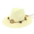 Nahaufnahme des beigen Stroh-Sonnenhuts mit dekorativen Blumen und rustikalem Kordelband. - Verstellbar / Creme