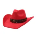 Detalle de primer plano del sombrero de vaquero occidental de ante rojo con banda de cuero y remaches. - 58cm / Rojo