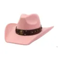 Detalle de sombrero de vaquero rosa con textura de ante suave, banda marrón y tachuelas. - 58cm / Rosa Palo