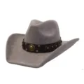 Detalle de sombrero de vaquero de ante gris con banda de cuero con tachuelas y emblema. - 58cm / Gris Carbón