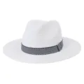 Vue rapprochée du chapeau de paille blanc avec un détail de ruban rayé et une texture tissée fine. - Réglable / Blanc