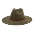 Primer plano del sombrero de ante elegante con un cinturón de cuero tachonado y ala plana. - 58cm / Verde Militar