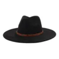 Detalle en primer plano del sombrero fedora negro con elegante banda de cuero con estoperoles. - 58cm / Negro